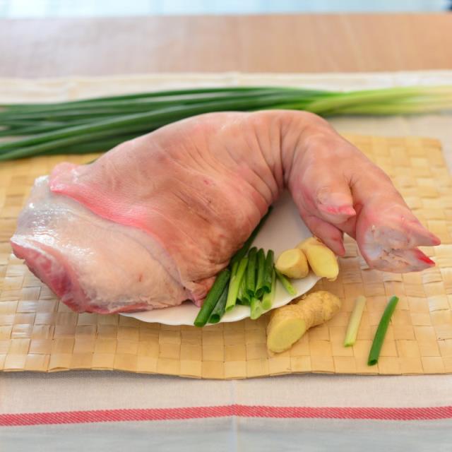 中央畜牧場家香豬 豬前腳*1(剖半切塊) Pork Hock (cut in half)图1